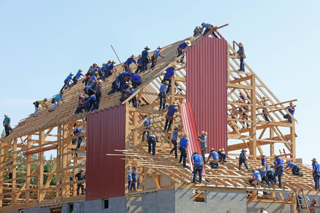 工事中の建物の上に多くの人